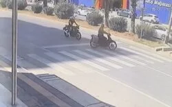 MOTOSİKLETLER ÇARPIŞTI, SÜRÜCÜLERDEN BİRİ HAYATINI KAYBETTİ: KAZA ANI KAMERADA