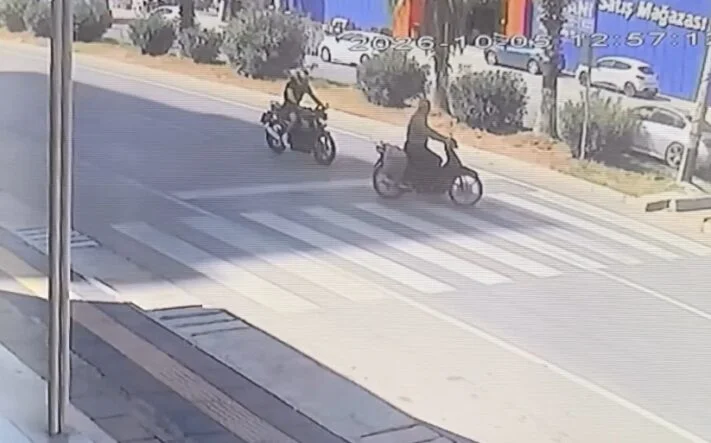 MOTOSİKLETLER ÇARPIŞTI, SÜRÜCÜLERDEN BİRİ HAYATINI KAYBETTİ: KAZA ANI KAMERADA
