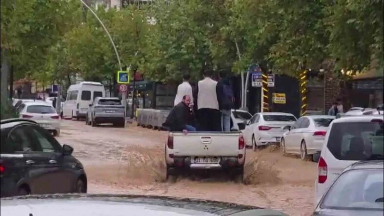 DİYARBAKIR’I SAĞANAK VURDU