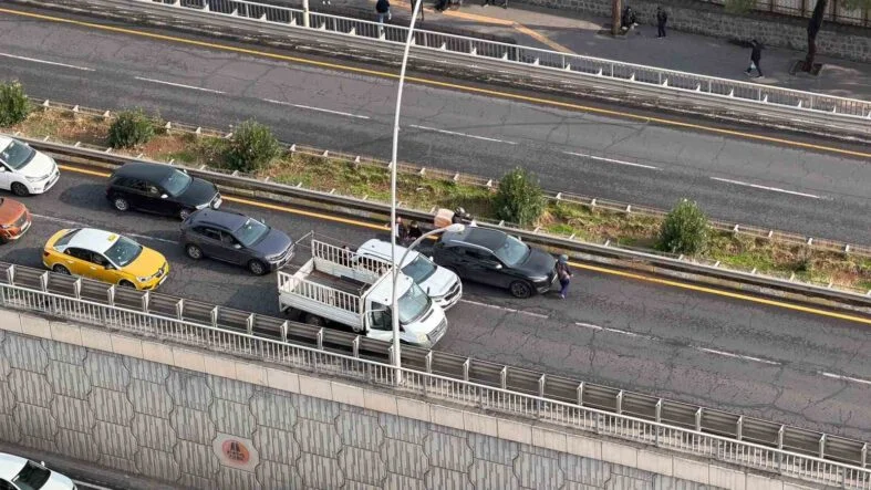 DİYARBAKIR'DA AYNI GÜZERGAHTA 4 OTOMOBİL ÇARPIŞTI