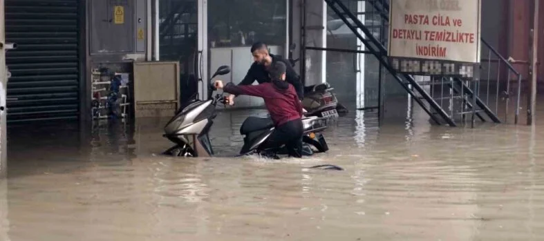 SİLİFKE SELE TESLİM: DERELER TAŞTI, ARAÇLAR SULAR ALTINDA KALDI