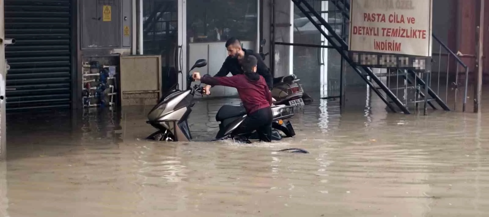 Silifke sele teslim: Dereler taştı, araçlar sular altında kaldı
