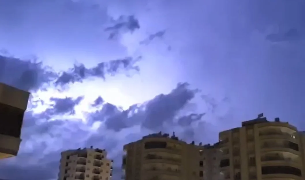 Diyarbakır ve Mersin’de şimşekler geceyi gündüze çevirdi