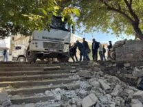 DİYARBAKIR'DA FACİADAN DÖNÜLDÜ: FRENİ BOŞALAN KAMYON MAHALLEYE GİRDİ