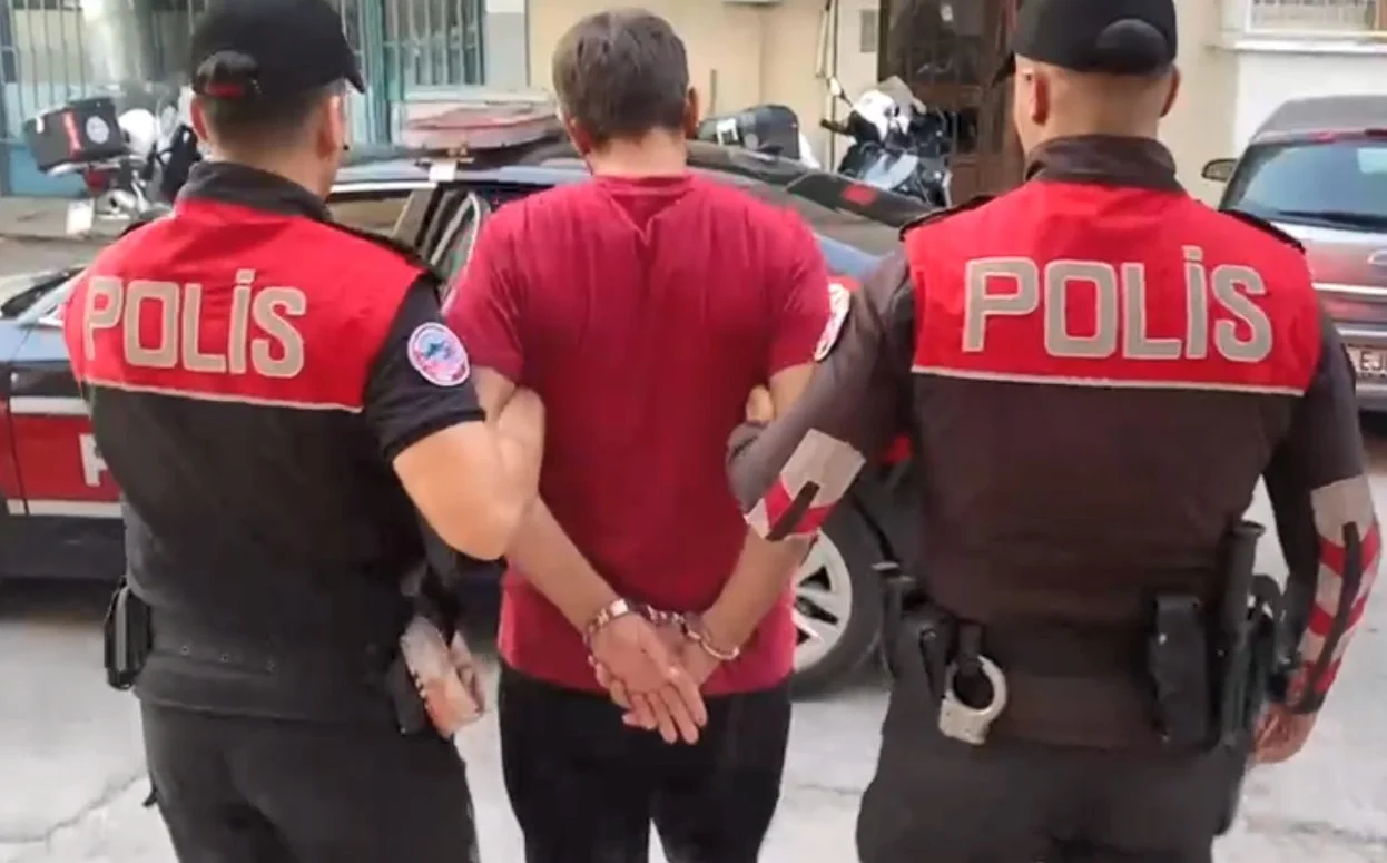Torbacının üzerinden deste deste para ele geçirildi