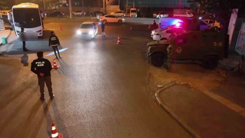 DİYARBAKIR’DA ASAYİŞ UYGULAMALARI: UYUŞTURUCUYU BUĞDAY TORBALARINDA GİZLEMİŞLER 39 KİLO UYUŞTURUCU ELE GEÇİRİLDİ, 14 ŞAHSI HAKKINDA İŞLEM YAPILDI