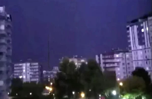 Diyarbakır’da iki apartmana yıldırım isabet etti
