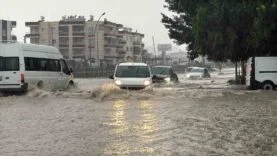 TARSUS'TA SAĞANAK YAĞIŞ HAYATI OLUMSUZ ETKİLEDİ: YOLLAR VE SİTE BAHÇELERİ SU ALTINDA KALDI MUHTAR ÖĞRENCİYİ KUCAĞINDA TAŞIDI