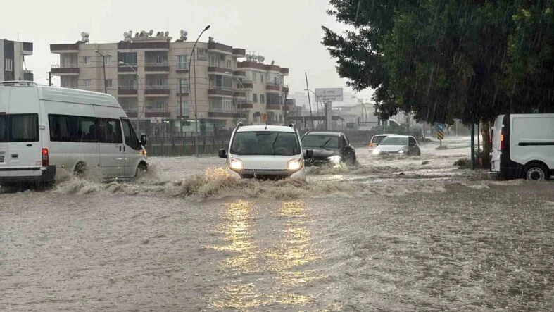 Mersin’de Yollar ve site bahçeleri su altında kaldı