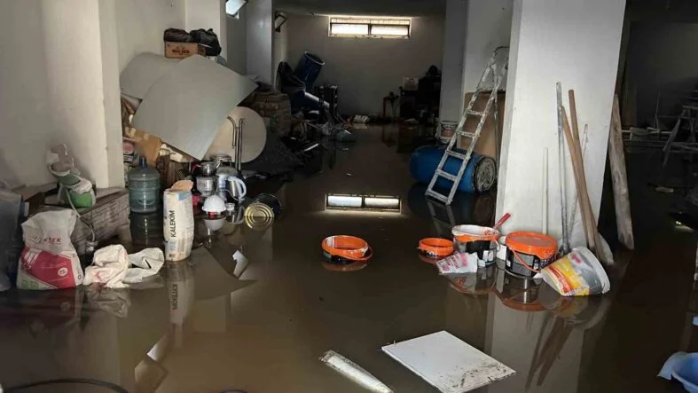 MERSİN'DE SELİN İZLERİ GÜN AĞARINCA ORTAYA ÇIKTI: ARAÇLAR SÜRÜKLENDİ, YOLLAR ÇÖKTÜ